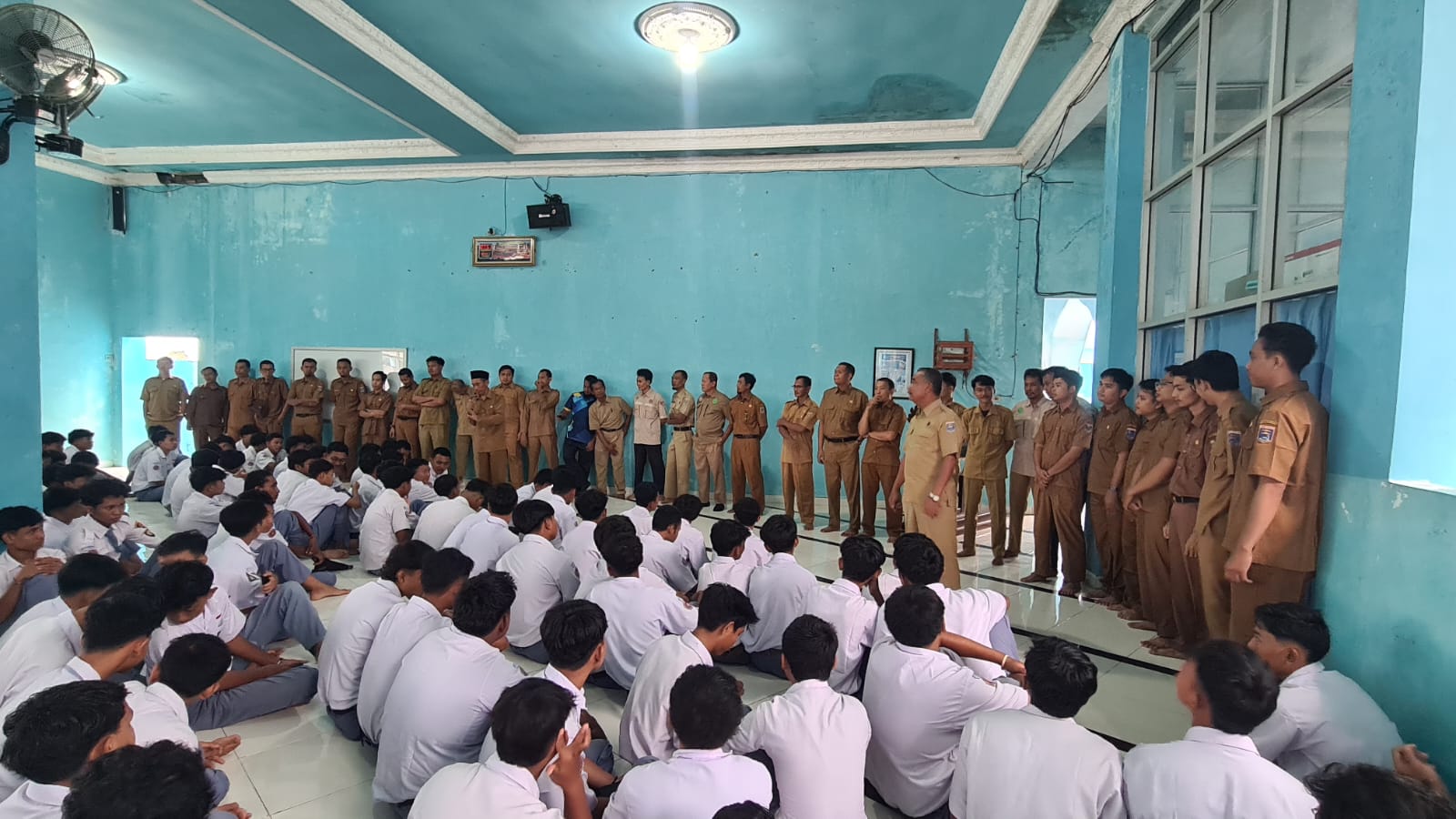 You are currently viewing Halalbihalal, Siswa dan Guru SMK Muhammadiyah 2 Metro Saling Bermaafan