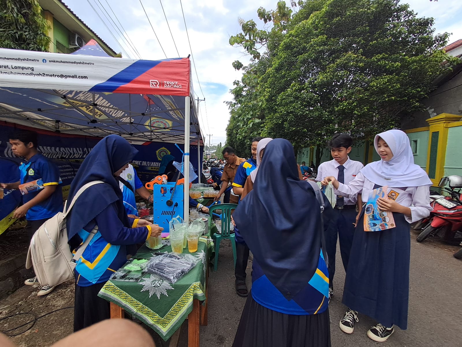 You are currently viewing Kampus Biru Berbagi, Aksi Sosial SMK Muhammadiyah 2 Metro Sambut SPMB 2026