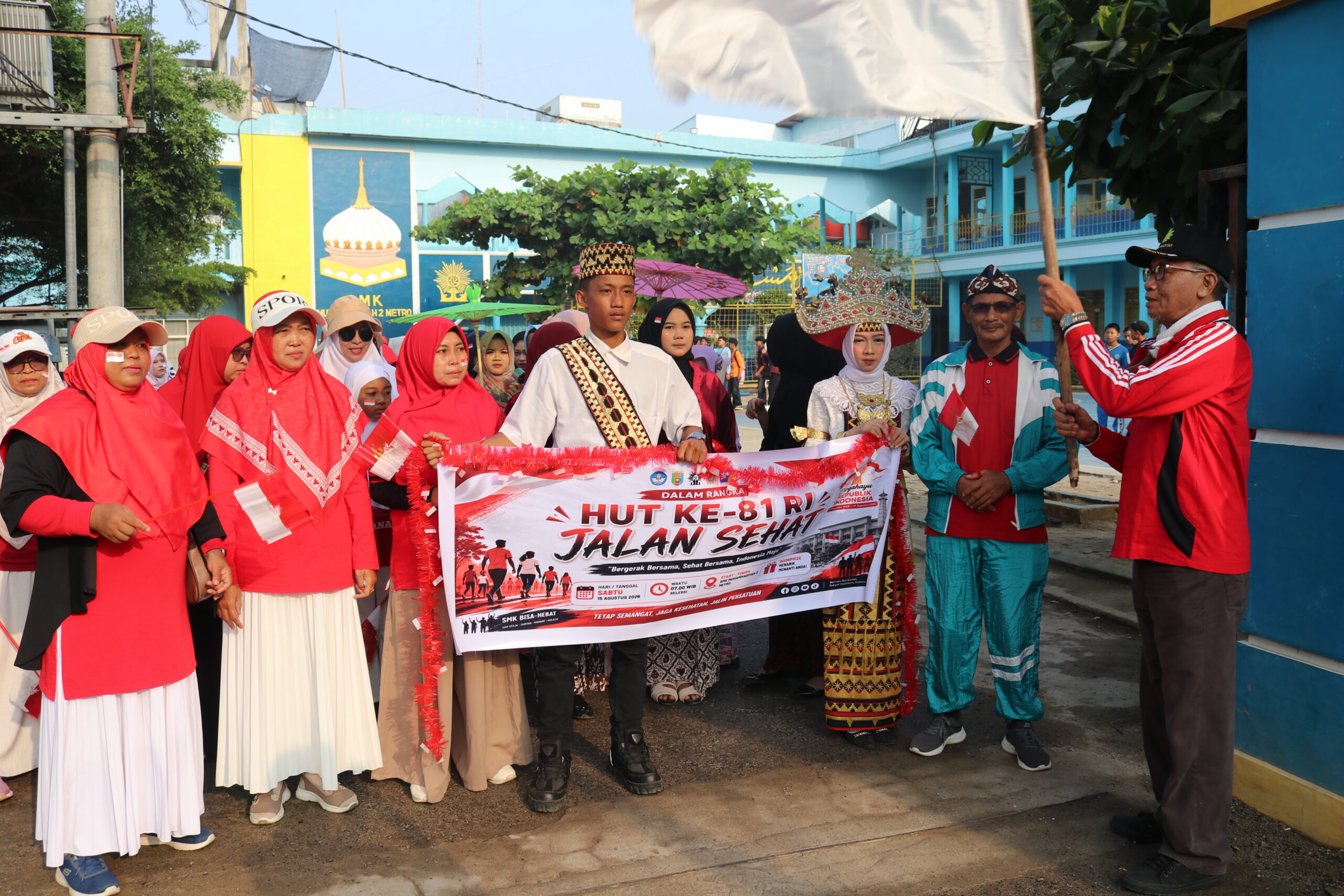 You are currently viewing Warga SMK Muhammadiyah 2 Metro Gelar Jalan Sehat Kostum Unik